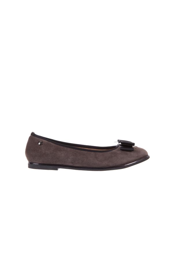 Baleriny Bayla-018 1063-303 Taupe Black, Brąz/Czarny, Skóra naturalna - 36. Zapięcie: sprzączka. Kolor: brązowy. Materiał: zamsz. Obcas: na płaskiej podeszwie. Styl: elegancki, klasyczny