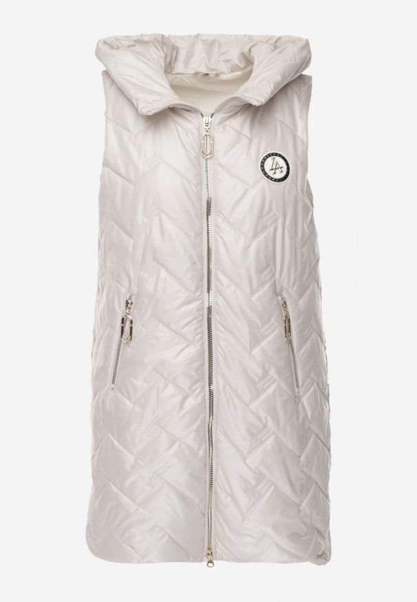 Born2be - Jasnoszara Przejściowa Kamizelka Pikowana o Długim Kroju z Kapturem i Naszywką Harmaste. Okazja: na co dzień. Typ kołnierza: kaptur. Kolor: szary. Materiał: jeans. Długość: długie. Wzór: aplikacja. Styl: casual