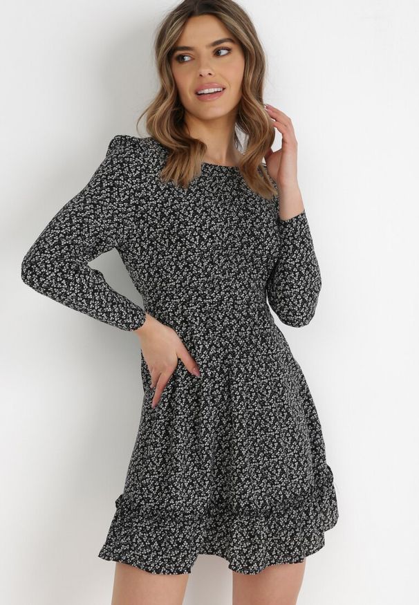 Born2be - Czarna Sukienka Evithophis. Kolor: czarny. Długość rękawa: długi rękaw. Wzór: aplikacja. Styl: elegancki. Długość: mini
