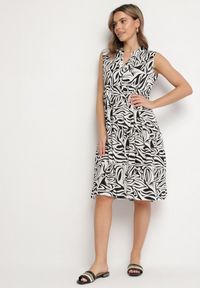 Born2be - Czarna Bawełniana Rozkloszowana Sukienka z Geometrycznym Wzorem Annivaria. Okazja: na co dzień. Typ kołnierza: dekolt w kształcie V. Kolor: czarny. Materiał: bawełna. Wzór: geometria. Typ sukienki: rozkloszowane. Styl: klasyczny, casual, elegancki #1