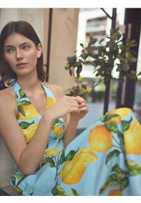 Reserved - Sukienka z dekoltem halter - wielobarwny. Typ kołnierza: dekolt halter. Materiał: bawełna, tkanina #1