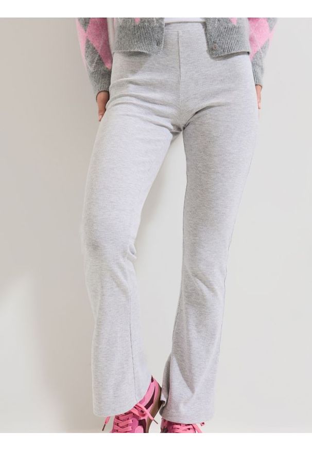Sinsay - Prążkowane spodnie flare - szary. Kolor: szary. Materiał: prążkowany