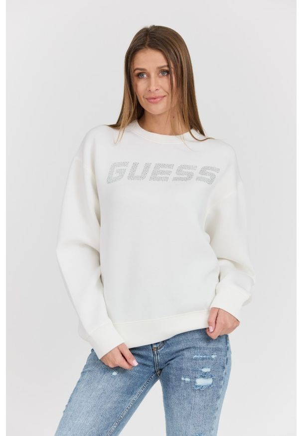 Guess - GUESS Biała damska bluza z cyrkoniami Cecilia, Rozmiar M. Okazja: na co dzień. Kolor: biały. Materiał: wiskoza, elastan, poliamid. Wzór: napisy. Styl: casual, elegancki