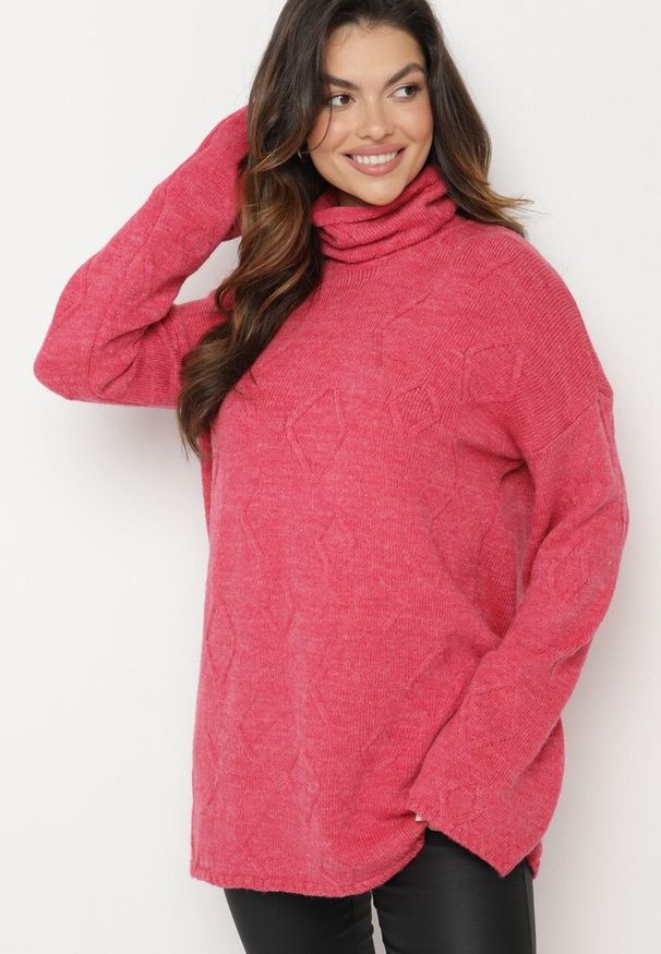 Born2be - Fuksjowy Długi Golf w Wypukłe Romby Jannsa. Typ kołnierza: golf. Kolor: różowy. Długość: długie