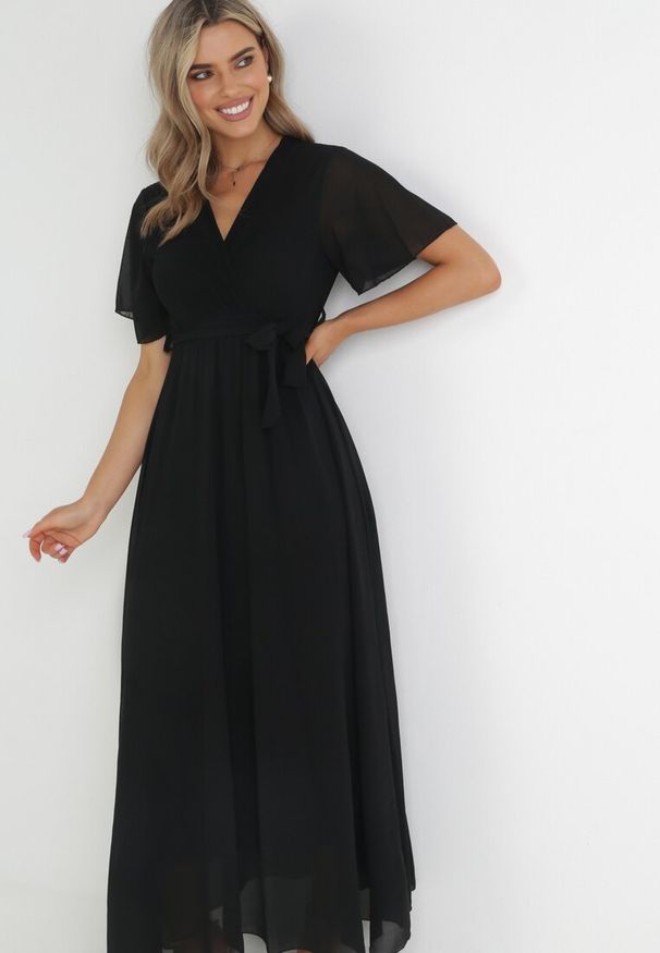 Born2be - Czarna Kopertowa Sukienka z Gumką w Pasie i Plisowaną Górą Davitri. Kolor: czarny. Materiał: materiał. Długość rękawa: krótki rękaw. Typ sukienki: kopertowe. Długość: maxi