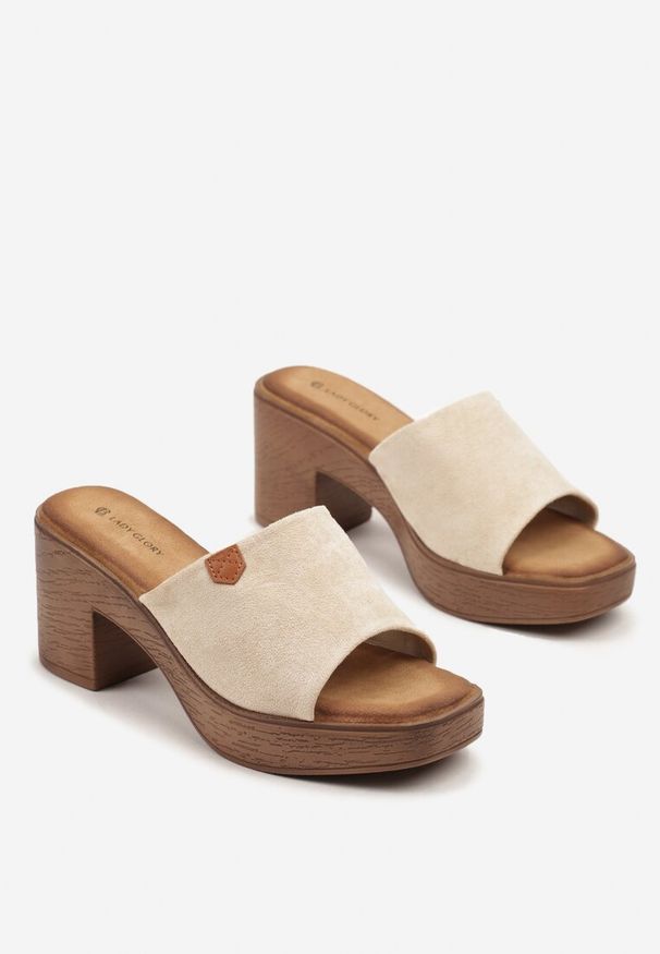 Renee - Beżowe Klapki na Platformie i Słupku Ozdobione Naszywką Norvanis. Okazja: na co dzień. Kolor: beżowy. Materiał: jeans. Wzór: aplikacja. Obcas: na platformie. Styl: casual, elegancki
