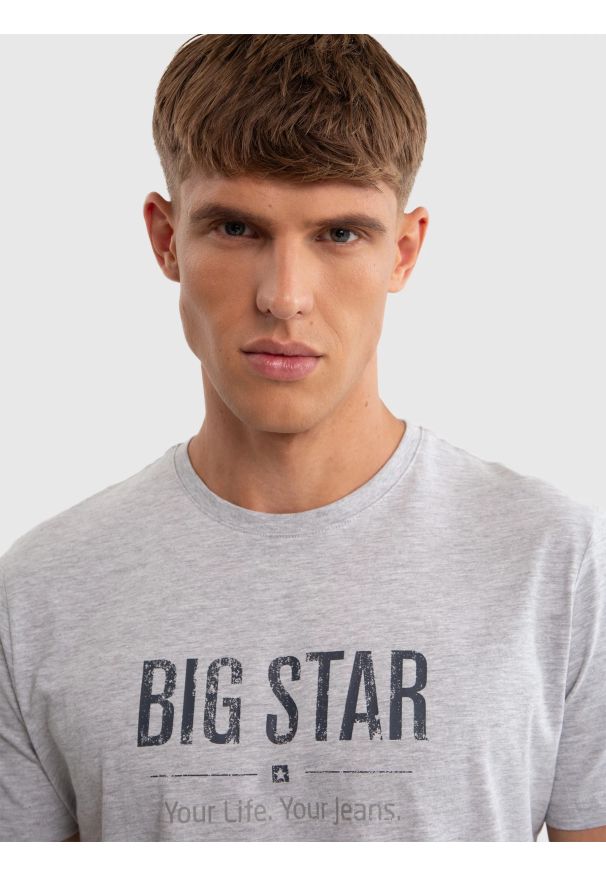 Big-Star - Koszulka męska o klasycznym kroju szara Bruno 901. Okazja: na co dzień. Kolor: szary. Materiał: bawełna, jeans. Długość rękawa: krótki rękaw. Długość: krótkie. Wzór: napisy. Sezon: lato. Styl: klasyczny