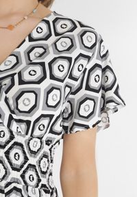 Born2be - Szaro-Biała Sukienka Mini z Wiskozy z Gumką w Pasie i Kopertowym Dekoltem Karisa. Kolor: szary. Materiał: wiskoza. Długość rękawa: krótki rękaw. Sezon: wiosna, lato. Typ sukienki: kopertowe. Długość: mini #5