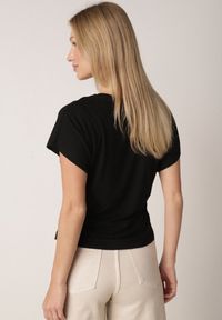 Born2be - Czarny T-shirt z Wiskozy z Trójkątnym Dekoltem Achiore. Okazja: na co dzień. Kolor: czarny. Materiał: wiskoza. Styl: casual, klasyczny #4