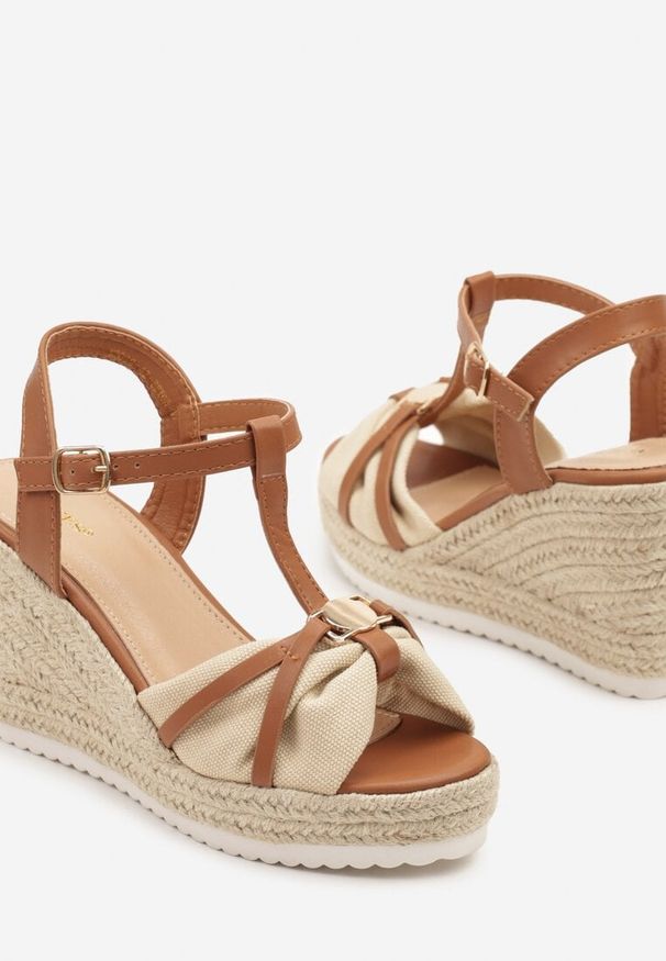 Born2be - Beżowe Sandały Vices na Koturnie z Plecionką i Metaliczną Ozdobą Neolainora. Okazja: na co dzień. Zapięcie: sprzączka. Kolor: beżowy. Wzór: aplikacja. Materiał: jeans. Sezon: lato. Obcas: na koturnie. Styl: casual, elegancki. Wysokość obcasa: średni