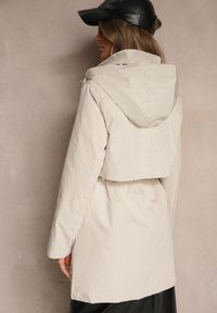 Renee - Jasnobeżowa Kurtka Parka Ozdobiona Sznurkami przy Odpinanym Kapturze Loriballe. Okazja: na co dzień. Kolor: beżowy. Materiał: jeans. Wzór: aplikacja. Sezon: jesień. Styl: casual #3