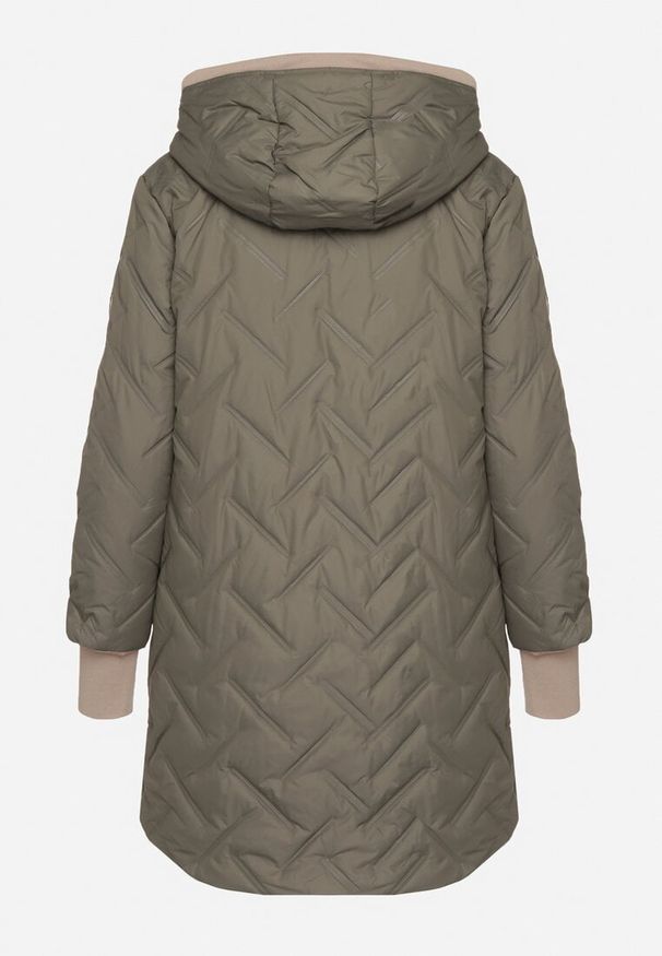 Born2be - Zielona Pikowana Kurtka z Przedłużonym Tyłem i Kapturem Melune. Okazja: na co dzień. Kolor: zielony. Materiał: jeans. Wzór: aplikacja. Styl: casual, klasyczny