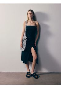 Reserved - Sukienka midi z wiskozą i lnem - czarny. Kolor: czarny. Materiał: len, wiskoza. Długość: midi