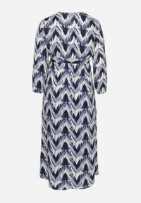 Born2be - Niebieska Rozkloszowana Sukienka o Kopertowym Kroju z Paskiem i Gumką w Pasie Bristella. Okazja: na spotkanie biznesowe, do pracy. Kolekcja: plus size. Kolor: niebieski. Długość rękawa: długi rękaw. Wzór: aplikacja. Typ sukienki: kopertowe. Styl: biznesowy