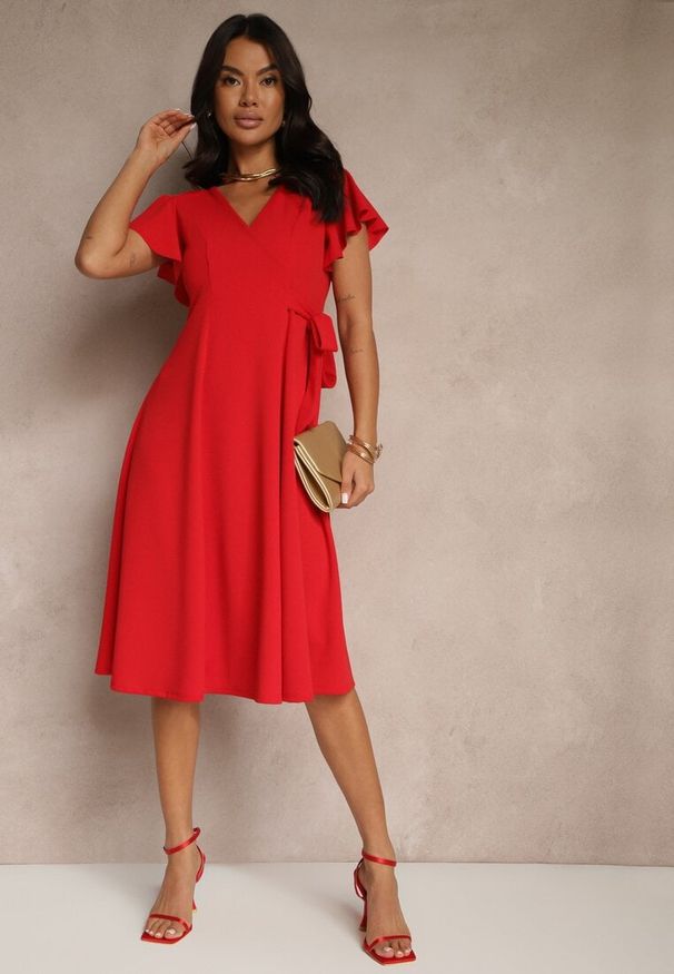 Renee - Czerwona Kopertowa Sukienka z Rozkloszowanym Dołem i Ozdobnym Wiązaniem Dannola. Okazja: na imprezę. Kolor: czerwony. Typ sukienki: kopertowe. Styl: elegancki