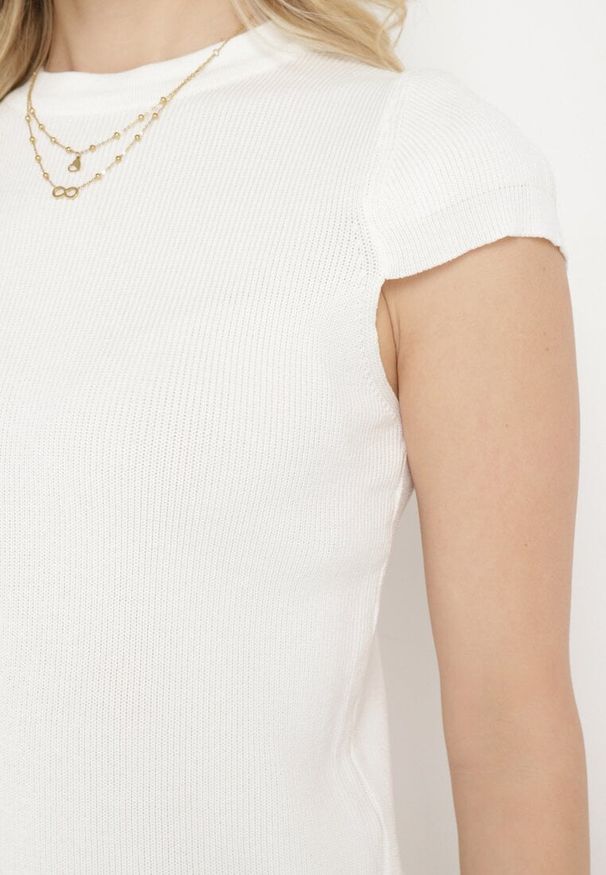 Born2be - Biała Bluzka Krótki Rękaw z Prążkowanej Dzianiny Ailpera. Okazja: na co dzień. Kolor: biały. Materiał: prążkowany, dzianina. Długość rękawa: krótki rękaw. Długość: krótkie. Styl: klasyczny, casual