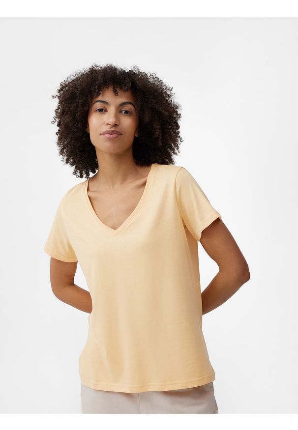 4f - T-shirt regular gładki damski. Typ kołnierza: dekolt w serek. Kolor: żółty. Materiał: bawełna, wiskoza. Wzór: gładki