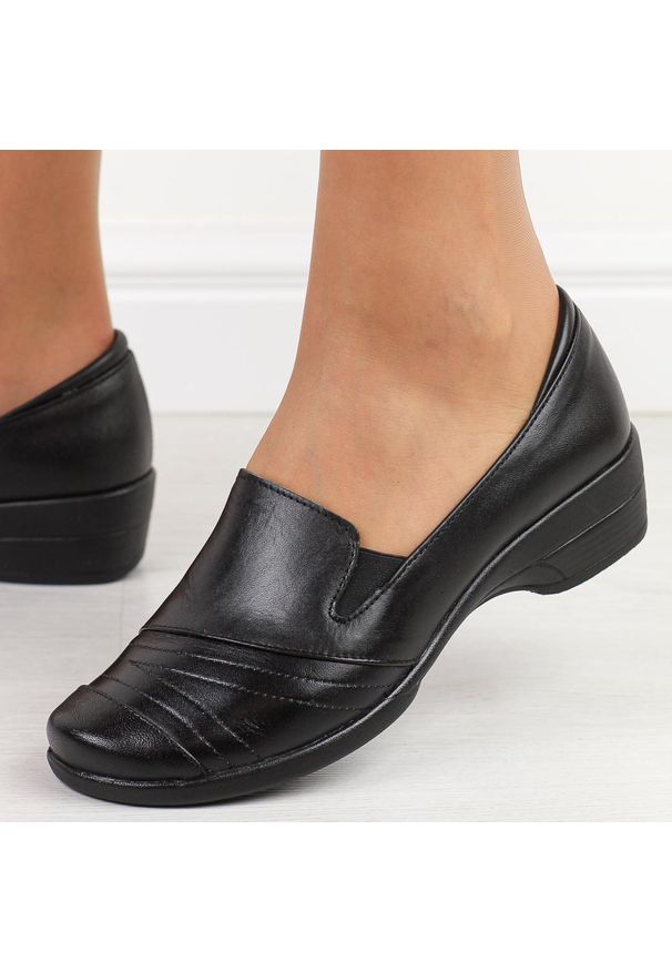 Czarne skórzane Polskie półbuty damskie Gregors 421. Okazja: na co dzień, na spotkanie biznesowe, do pracy. Zapięcie: bez zapięcia. Kolor: czarny. Materiał: skóra. Sezon: wiosna. Styl: casual, biznesowy, elegancki, klasyczny