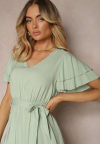 Renee - Zielona Bawełniana Sukienka o Rozkloszowanym Kroju z Falbanką i Gumką w Talii Zilpia. Kolor: zielony. Materiał: bawełna #5
