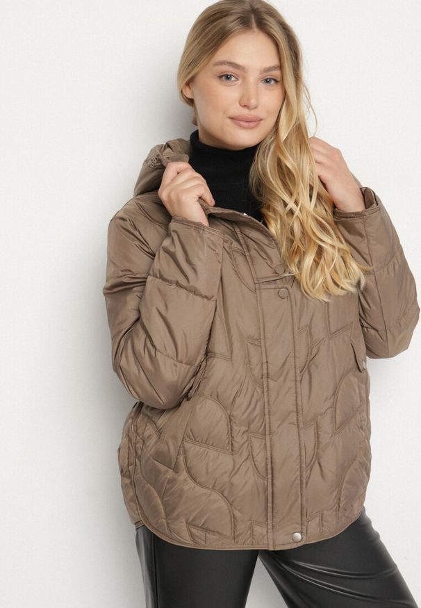 Born2be - Brązowa Pikowana Kurtka Przejściowa o Klasycznym Kroju z Kapturem Tavitte. Okazja: na spacer, na co dzień. Typ kołnierza: kaptur. Kolekcja: plus size. Kolor: brązowy. Materiał: poliester, jeans. Wzór: aplikacja. Styl: klasyczny