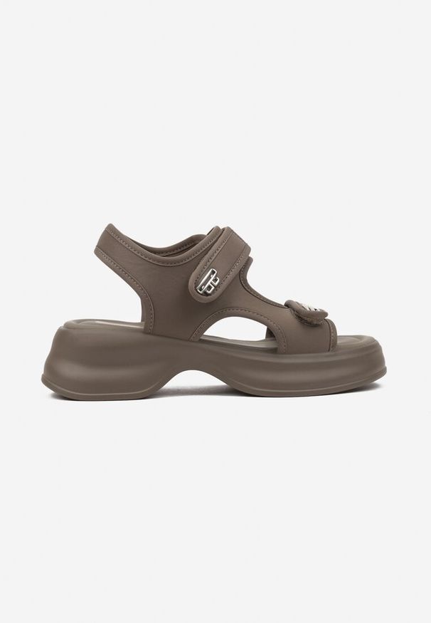 Renee - Zielone Sandały na Platformie Ozdobione Metaliczną Aplikacją Nalanithra. Okazja: na co dzień, na imprezę. Zapięcie: rzepy. Kolor: zielony. Wzór: aplikacja. Obcas: na platformie. Styl: casual