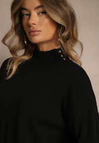 Renee - Czarny Gładki Golf Zdobiony Guzikami przy Dekolcie Rallessa. Okazja: na randkę, na spotkanie biznesowe, na co dzień. Typ kołnierza: golf. Kolor: czarny. Materiał: jeans. Długość rękawa: długi rękaw. Długość: długie. Wzór: gładki, aplikacja. Styl: elegancki, biznesowy, klasyczny, casual