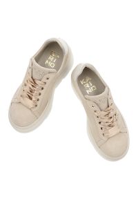 Beżowe Sneakersy Karino Modne Obuwie Damskie Na Platformie. Kolor: beżowy. Materiał: satyna, welur. Wzór: aplikacja. Obcas: na platformie