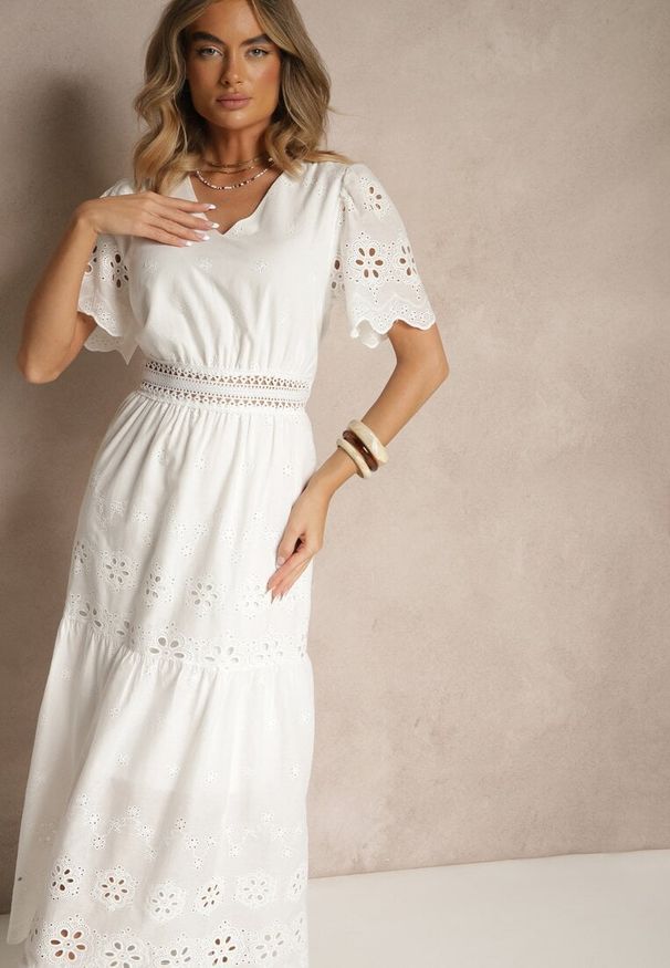 Renee - Biała Rozkloszowana Sukienka z Bawełny z Haftowanymi Zdobieniami w Stylu Boho Efrivina. Typ kołnierza: dekolt w kształcie V. Kolor: biały. Materiał: bawełna. Długość rękawa: krótki rękaw. Wzór: haft, aplikacja. Typ sukienki: rozkloszowane. Styl: boho