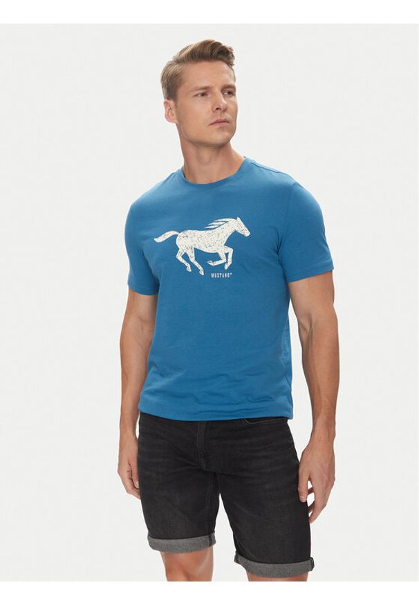 Mustang T-Shirt Austin 1016483 Niebieski Regular Fit. Kolor: niebieski. Materiał: bawełna
