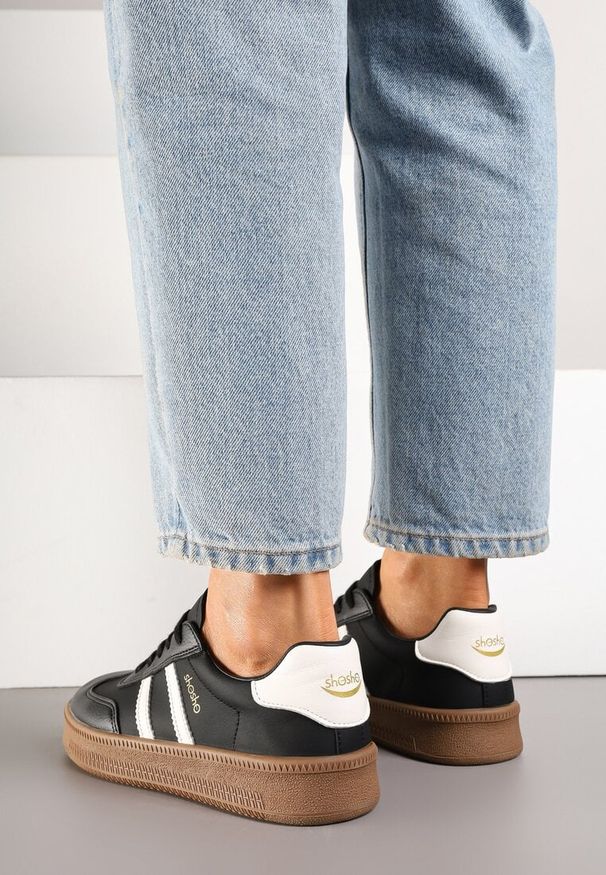 Born2be - Czarno-Białe Sneakersy w Stylu Tenisówek z Paskami na Boku Saliena. Okazja: na co dzień. Zapięcie: pasek. Kolor: czarny. Materiał: skóra, jeans