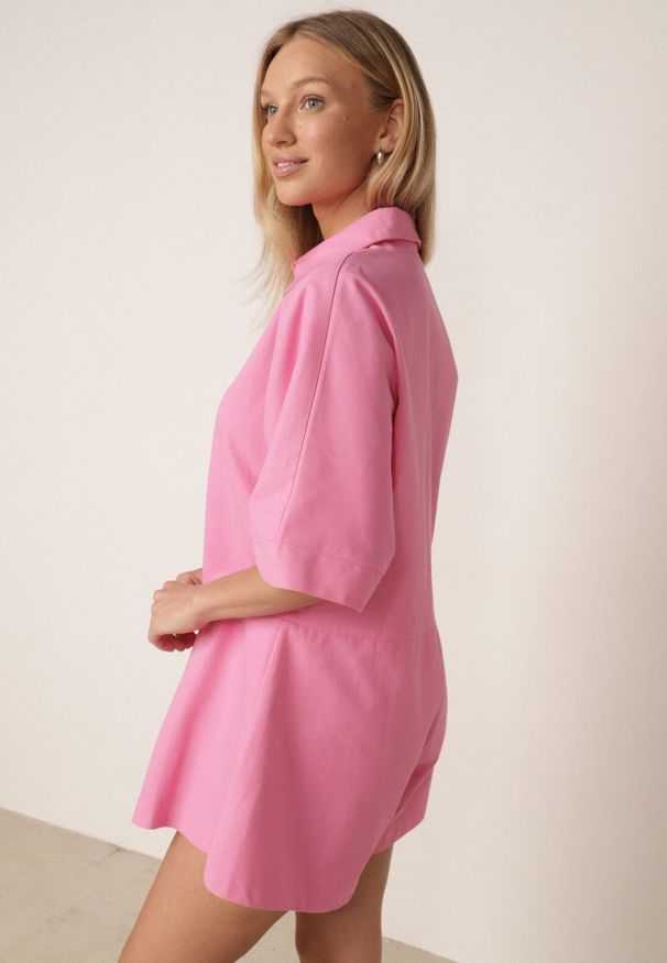 Born2be - Różowy Bawełniany Kombinezon Casual o Kroju Oversize z Krótkimi Nogawkami Astracia. Okazja: na co dzień. Kolor: różowy. Materiał: bawełna. Długość: krótkie. Wzór: gładki. Sezon: lato. Styl: casual
