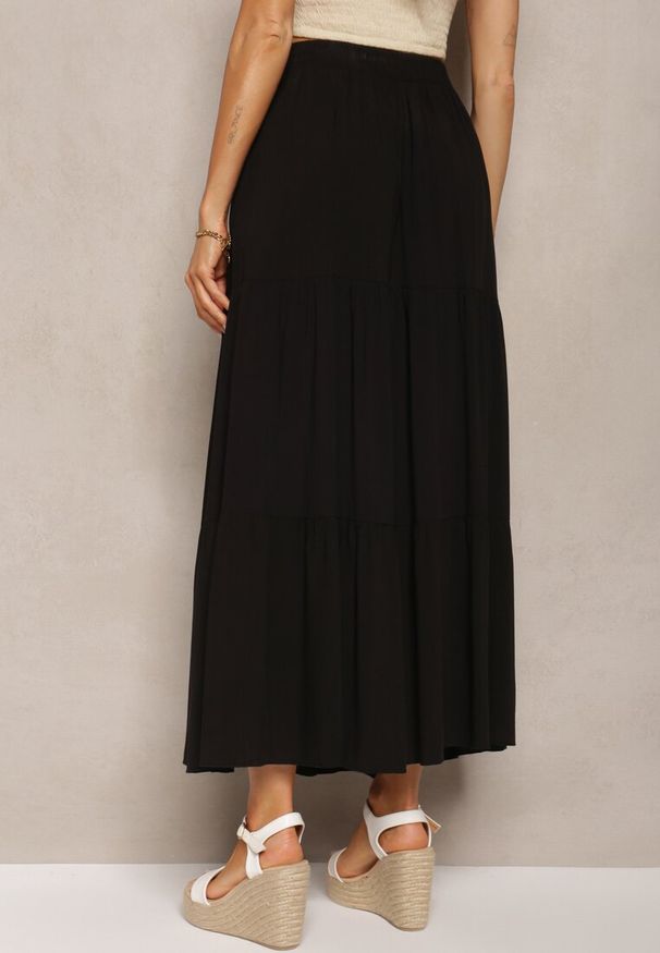 Renee - Czarna Rozkloszowana Spódnica Maxi z Wiskozy z Materiałowymi Paskami Wintelis. Okazja: do pracy. Kolor: czarny. Materiał: wiskoza, materiał. Wzór: paski. Styl: elegancki