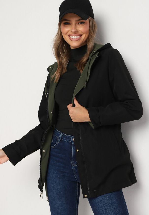 Born2be - Ciemnozielona Kurtka Parka Dwustronna Ozdobiona Guzikami przy Rękawach Mivanea. Kolor: zielony. Materiał: jeans. Długość rękawa: długi rękaw. Długość: długie. Wzór: aplikacja. Sezon: zima, jesień. Styl: klasyczny, elegancki