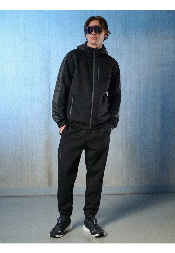 4f - 4F Bluza dresowa regular z kapturem męska - czarna S. Okazja: na co dzień, na spacer. Typ kołnierza: kaptur. Kolor: czarny. Materiał: dresówka. Styl: casual