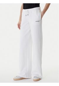 Guess Jeans Spodnie dresowe W6RB52 K68I4 Biały Regular Fit. Kolor: biały. Materiał: bawełna #1