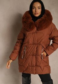 Renee - Brązowa Pudełkowa Kurtka Pikowana Ozdobiona Odpinanym Futerkiem i Suwakiem Hedizelle. Okazja: na co dzień, na spacer. Kolor: brązowy. Materiał: futro. Wzór: aplikacja. Sezon: zima. Styl: casual, elegancki #1