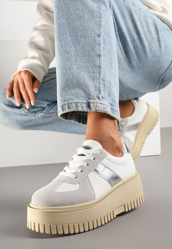 Born2be - Biało-Szare Sneakersy na Grubej Podeszwie z Ozdobnym Paskiem Viviriana. Zapięcie: pasek. Kolor: biały. Materiał: jeans. Sezon: lato
