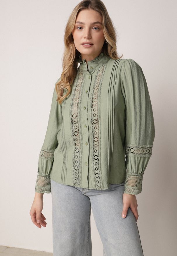 Born2be - Zielona Koszula ze Stójką i Koronką Argochis. Typ kołnierza: kołnierzyk stójkowy. Kolor: zielony. Materiał: koronka. Wzór: koronka
