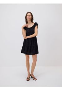 Reserved - Ażurowa sukienka mini - czarny. Kolor: czarny. Materiał: dzianina. Wzór: ażurowy. Długość: mini