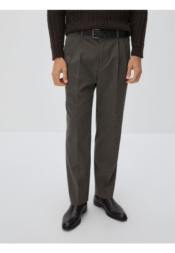 Reserved - Spodnie z plecionym paskiem - ciemnoszary. Kolor: szary. Materiał: wiskoza, tkanina