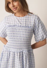 Born2be - Jasnoniebieska Rustykalna Sukienka z Bawełną w Kratę z Bufiastymi Rękawami i Marszczeniem Koko. Okazja: na co dzień. Kolor: niebieski. Materiał: bawełna. Sezon: lato. Typ sukienki: proste, rozkloszowane. Styl: casual, klasyczny #2