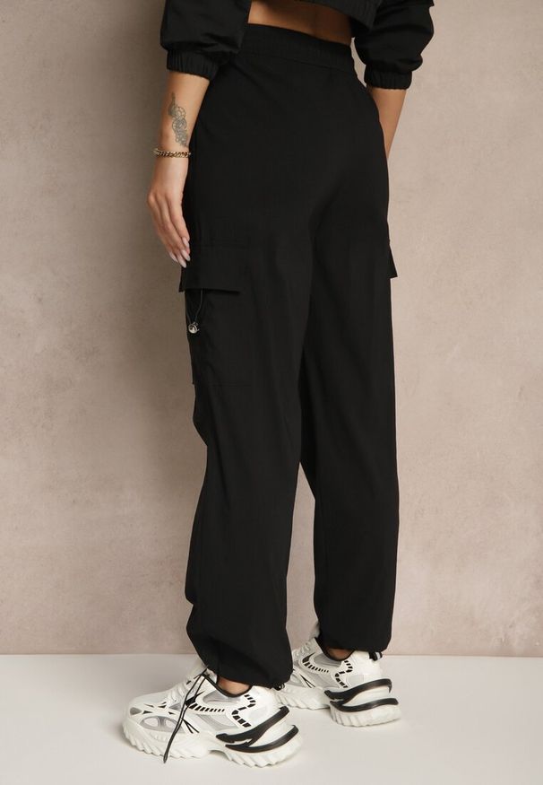 Renee - Czarne Spodnie z Bawełną Typu Cargo High Waist Puvoria. Okazja: na spacer, na co dzień. Stan: podwyższony. Kolor: czarny. Materiał: bawełna. Styl: casual