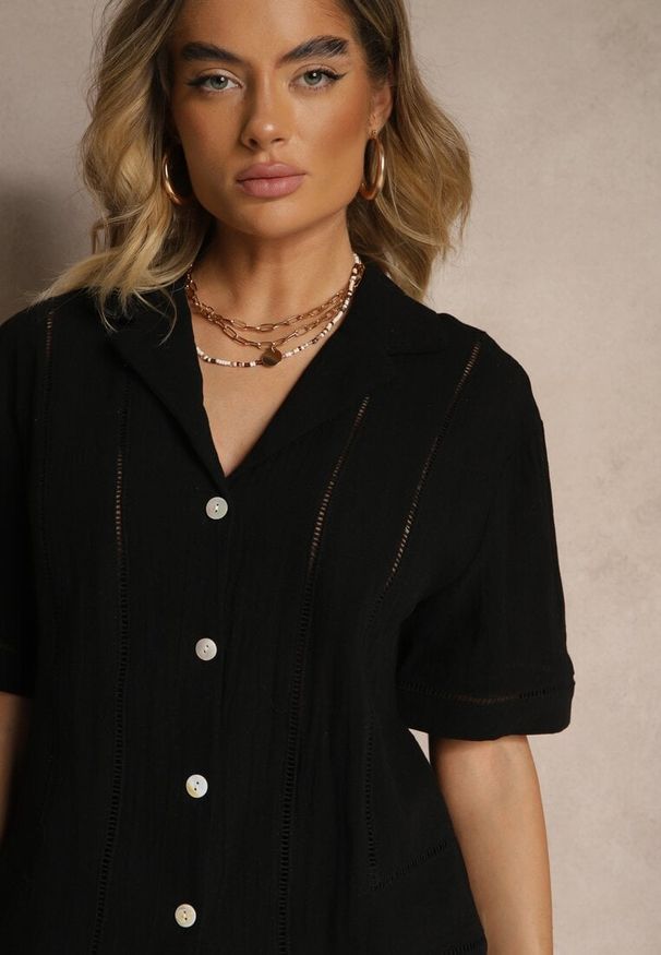 Renee - Czarna Koszula z Bawełny Ozdobiona Ażurowym Wzorem Natalena. Okazja: na co dzień. Kolor: czarny. Materiał: bawełna. Długość rękawa: krótki rękaw. Długość: krótkie. Wzór: ażurowy, aplikacja. Styl: casual