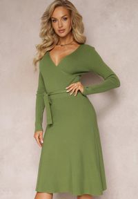 Renee - Zielona Rozkloszowana Sukienka Sweterkowa z Kopertowym Dekoltem Fiorrtte. Kolor: zielony. Materiał: materiał, tkanina, dzianina. Typ sukienki: kopertowe #2