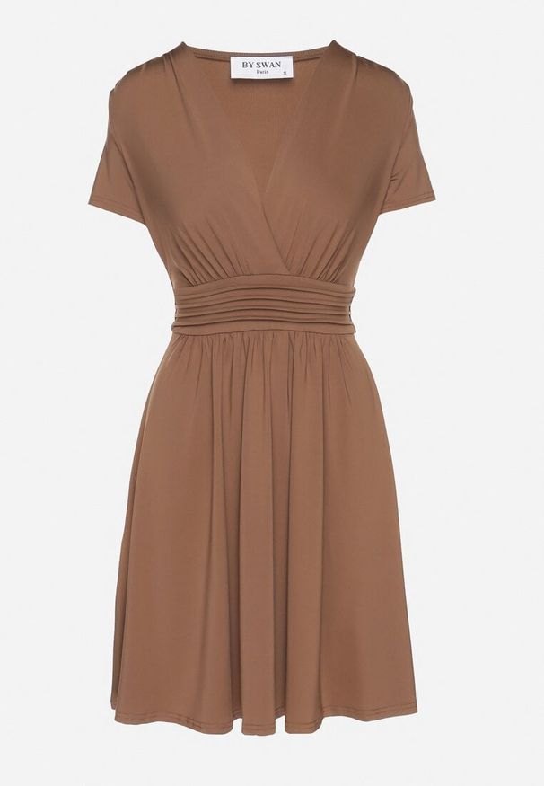 Born2be - Brązowa Rozkloszowana Sukienka z Wiskozą o Kopertowym Kroju z Marszczeniem Adivas. Okazja: na co dzień, na spacer. Typ kołnierza: dekolt w kształcie V. Kolor: brązowy. Materiał: wiskoza. Długość rękawa: krótki rękaw. Typ sukienki: kopertowe. Styl: elegancki, casual