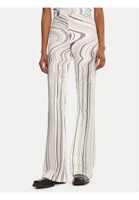 Desigual Spodnie materiałowe Chiara 25WWPK02 Écru Flare Fit. Materiał: syntetyk