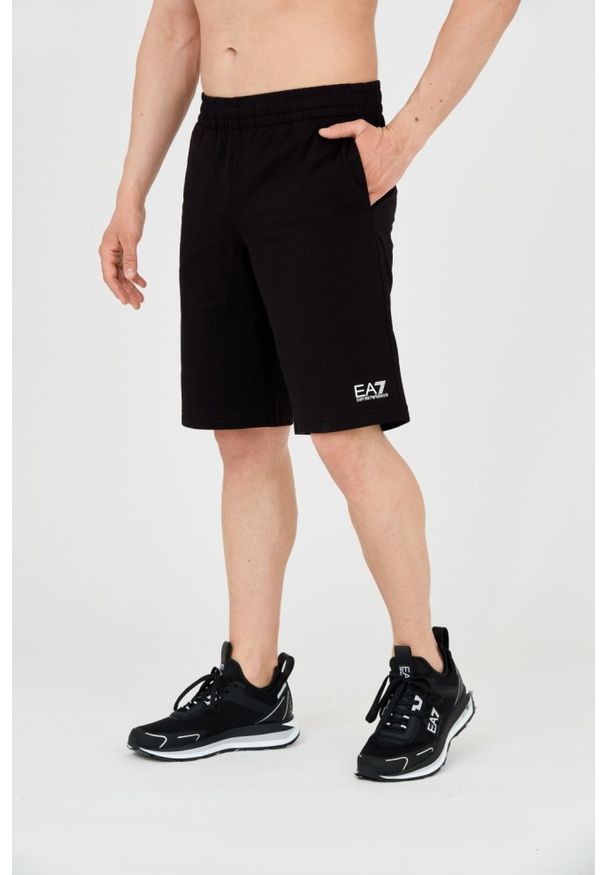 EA7 Emporio Armani - EA7 Czarne shorty męskie z białym logo, Rozmiar S. Kolor: czarny. Materiał: bawełna. Długość: krótkie