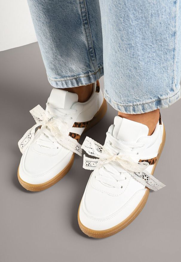 Renee - Białe Sneakersy Typu Kultowe Tenisówki z Ozdobną Odpinaną Kokardą Korilinda. Okazja: na co dzień. Kolor: biały. Materiał: jeans