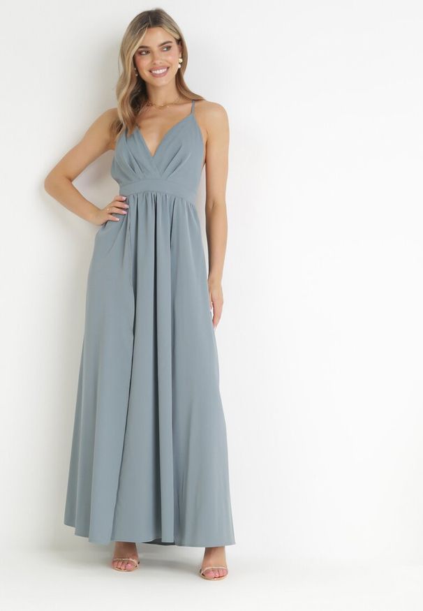 Born2be - Szara Maxi Sukienka na Ramiączkach o Rozkloszowanym Fasonie z Trójkątnym Dekoltem Juliane. Kolekcja: dla wysokich. Kolor: szary. Długość rękawa: na ramiączkach. Typ sukienki: rozkloszowane. Styl: elegancki. Długość: maxi