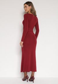 Born2be - Bordowa Koktajlowa Sukienka z Wiskozą Ozdobiona Metalową Klamrą Refira. Okazja: na co dzień. Kolor: czerwony. Materiał: wiskoza. Wzór: aplikacja. Typ sukienki: proste. Styl: wizytowy #7